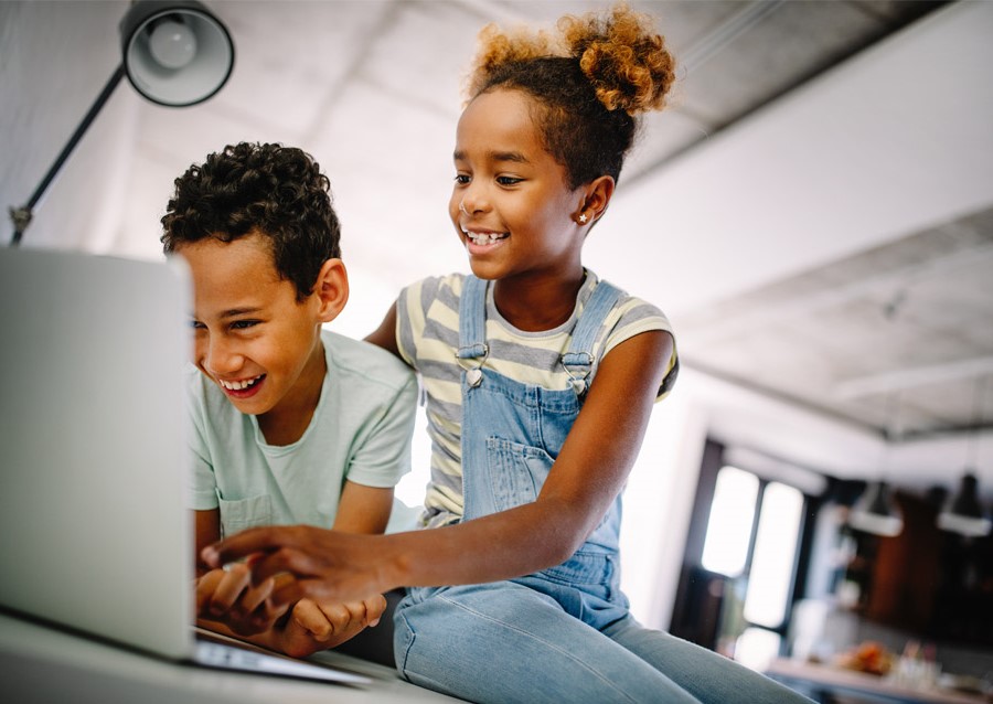 kids facing computer